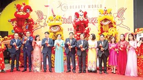 Ông Lê Hữu Nghĩa (thứ 4 từ trái sang phải) trong lễ khai trương
