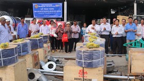 Trao công cụ sản xuất cho nông dân