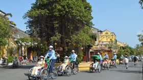 Trải nghiệm xích lô quanh phố cổ Hội An hấp dẫn du khách. Ảnh: NGỌC PHÚC