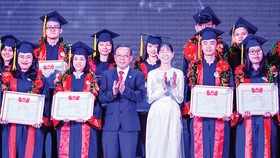 Trưởng Ban Dân vận Thành ủy TPHCM Nguyễn Hữu Hiệp và Bí thư Thành đoàn TPHCM Phan Thị Thanh Phương tuyên dương các thủ khoa. Ảnh: VIỆT DŨNG