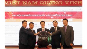 Phó Thủ tướng Vũ Đức Đam và Tổng Giám đốc TTXVN Nguyễn Đức Lợi cùng các đại biểu thực hiện nghi thức khai trương Trang thông tin Đại hội đại biểu toàn quốc lần thứ XIII của Đảng.