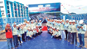 Hòa Bình cất nóc Dự án Phố thương mại - Gateway