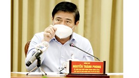 Chủ tịch UBND TPHCM Nguyễn Thành Phong phát biểu chỉ đạo tại cuộc họp. Ảnh: HOÀNG HÙNG
