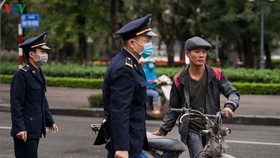 Các trường hợp ra đường không đeo khẩu trang bị xử lý nghiêm.