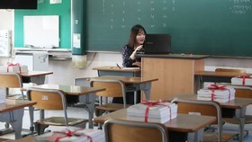 Giáo viên dạy trực tuyến tại trường trung học Gosaek, tỉnh Gyeonggi, Hàn Quốc vào ngày 31/3. Ảnh: Yonhap.