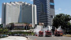 Xe phun thuốc khử trùng ở thủ đô Jakarta, Indonesia ngày 31-3 - Ảnh: REUTERS