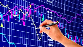 Dòng P nổi sóng, VN Index tái lập mốc 700 điểm