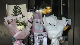 Di ảnh bác sỹ Lý Văn Lượng tại sảnh bệnh viện Trung ương Vũ Hán. (Ảnh: Getty Images)