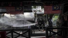 Nhân viên y tế tẩy trang khu vực quanh nhà thờ Sri Petaling. Ảnh: Straits Times.