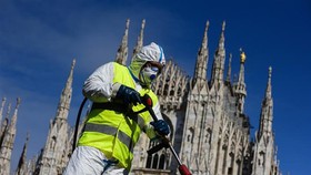 Phun thuốc khử trùng nhằm ngăn chặn sự lây lan của dịch Covid-19 tại Milan, Italia