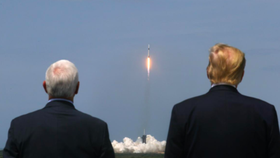 Tổng thống Trump chứng kiến Space X phóng phi thuyền đưa phi hành gia lên quỹ đạo