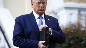 Tổng thống Trump nổi giận với thông tin “tránh xuống hầm ngầm“