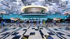 Sân bay Singapore lắp nhà vệ sinh không tiếp xúc và dùng robot vệ sinh để chống Covid-19