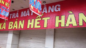 Many shops in HCMC were closed due to the impact of Covid-19 and could not compete with online purchases, causing a heavy budget loss.