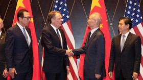 Phó Thủ tướng Trung Quốc Lưu Hạc bắt tay với Đại diện Thương mại Hoa Kỳ Robert Lighthizer trước một buổi chụp ảnh sau vòng đàm phán thương mại tại Thượng Hải vào ngày 31 tháng 7 năm 2019. Ảnh: VCG
