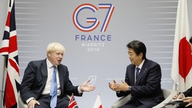 Thủ tướng Nhật Shinzo Abe và Thủ tướng Anh Boris Johnson trò chuyện tại Hội nghị thượng đỉnh G7 tại Pháp năm 2019. Ảnh: Japan Forward