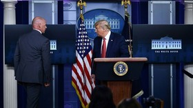 Ông Trump được mật vụ yêu cầu rời đi giữa họp báo. Ảnh: AFP.