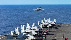 Một chiếc F / A-18E Super Hornet cất cánh từ sàn đáp của tàu sân bay hải quân Mỹ trên Biển Đông. Ảnh: EPA