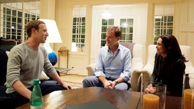 Mark Zuckerberg Nhà sáng lập Facebook; Nick Clegg, Cựu phó Thủ tướng Anh, người đứng đầu các vấn đề toàn cầu của Facebook; Sheryl Sandberg Giám đốc điều hành Facebook trong một buổi trò chuyện vào năm ngoái. Ảnh: Sheryl Sandberg/Facebook