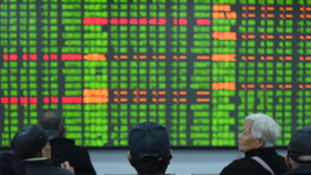 Các nhà đầu tư ngồi trước bảng thông tin chứng khoán Hàng Châu, Trung Quốc, hồi tháng 2ảnh: Reuters