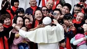 Giáo hoàng Francis chào đón các tín hữu từ Trung Quốc khi ông đến dự buổi tiếp kiến chung hàng tuần của mình tại Quảng trường Thánh Peter ở Vatican vào 18-04 Ảnh: TIZIANA FABI/AGENCE FRANCE-PRESSE/GETTY IMAGES