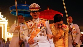 Vua Thái Lan Vajiralongkorn về nước cùng Hoàng hậu (ảnh: Daily Mail)