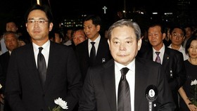 (Hình ảnh, caption: Chủ tịch Lee Jea-yong liệu có thoát khỏi cái bóng quá lớn của cha mình? - nguồn ảnh: Reuters)