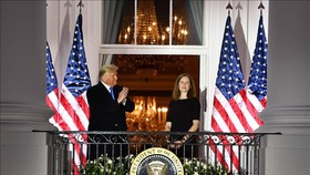 Tổng thống Mỹ Donald Trump (trái) chúc mừng bà Amy Coney Barrett (phải) sau lễ tuyên thệ nhậm chức Thẩm phán Tòa án Tối cao tại Washington, DC ngày 26/10/2020. Ảnh: AFP/TTXVN