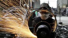 Một công nhân hàn vành thép xe đạp tại nhà máy sản xuất dụng cụ thể thao ở Hàng Châu, tỉnh Chiết Giang, Trung Quốc ngày 2 tháng 9 năm 2019. China Daily via REUTERS / File Photo