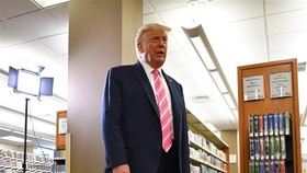 Tổng thống Mỹ đương nhiệm Donald Trump trả lời phỏng vấn báo giới tại thư viện Palm Beach, Florida, nơi ông bỏ phiếu sớm trong cuộc bầu cử Tổng thống, ngày 24/10/2020. (Ảnh: AFP/TTXVN)