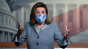 Chủ tịch Hạ viện Nancy Pelosi, D-Calif., Tổ chức một cuộc họp báo tại Điện Capitol ở Washington, Thứ Năm, ngày 29 tháng 10 năm 2020. (Ảnh AP / J. Scott Applewhite)