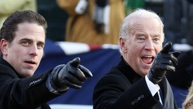 Joe (phải) và Hunter Biden.