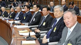 Từ trái sang: Chủ tịch Tập đoàn CJ Sohn Kyung Shik, Chủ tịch Tập đoàn LG Koo Bon Moo, Chủ tịch Tập đoàn Hanwha Kim Seung Youn, Chủ tịch Tập đoàn SK Chey Tae Won, Phó Chủ tịch Samsung Electronics Jay Y. Lee, Chủ tịch Tập đoàn Lotte Shin Dong Bin, Hanjin Ch
