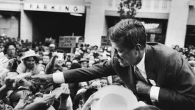 Thượng nghị sĩ Massachusetts John F. Kennedy bắt tay một đám đông ở Seattle sau bài phát biểu của ông vào ngày đầu tiên của chiến dịch tranh cử tổng thống. (Hình ảnh: © Ted Spiegel / CORBIS / Corbis qua Getty Images)