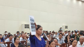 Cử tri Vũ Thị Thúy phản ánh vụ “nhà container” và tình trạng xây dựng không phép trên địa bàn phường Hiệp Thành. Ảnh: Trà Giang