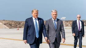Tổng thống Trump và Cố vấn An ninh Quốc gia Nhà Trắng Robert C. O’Brien tại Sân bay Quốc tế Los Angeles năm 2019. Ảnh: Nhà Trắng/Shealah Craighead