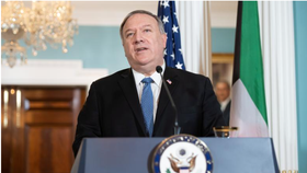 Ngoại trưởng Hoa Kỳ Mike Pompeo nói chuyện với giới truyền thông trước cuộc gặp với Bộ trưởng Ngoại giao Kuwait ở Washington, D.C., Hoa Kỳ, ngày 24 tháng 11 năm 2020. Saul Loeb / Pool thông qua REUTERS