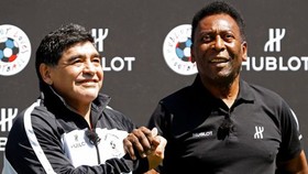 Pele (phải) đã sốc khi người bạn và "đối thủ" Maradona đột ngột qua đời