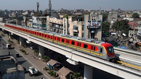 Dù mang lại nhiều tiện lợi cho người dân nhưng tuyến đường sắt đô thị Orange Line được xem là một chiếc “bẫy” đã khiến chính phủ Pakistan tiếp tục mắc nợ Trung Quốc. Nguồn ảnh: BBC