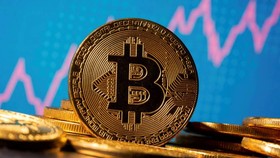 Some investors are looking at bitcoin as a potential alternative to gold, an asset that tends to rise during periods of inflation and of turmoil in geopolitics or markets © Reuters