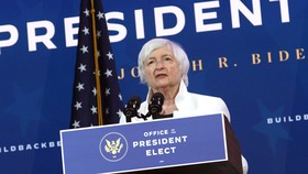 Janet Yellen, người được Biden đề cử làm Bộ trưởng Ngân khố trong chính quyền dự kiến, phát biểu trong buổi lễ công bố thành viên nội các chính phủ dự kiến vào ngày 1/12. Nguồn ảnh: Alex Wong/WSJ