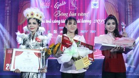 Nguyễn Hồng Bảo Ngọc (giữa), Nguyễn Thị Hương (phải), và Bùi Thị Kim Phượng đạt 3 giải thưởng cao nhất của giải thưởng Bông lúa Vàng 2019. Ảnh: Thúy Bình