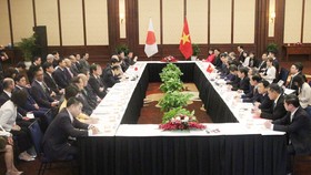 Chủ tịch nhóm Nghị sỹ hữu nghị Việt - Nhật Phạm Minh Chính tiếp ngài Nikai Toshihiro. Ảnh: VGP