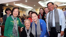 Chủ tịch Quốc hội Nguyễn Thị Kim Ngân ân cần thăm hỏi các ngoại, các dì, các cô là lực lượng của Đội quân tóc dài