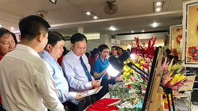 Các gian hàng tại ngày hội được đông đảo người dân đến tham quan và mua ủng hộ. Ảnh: Voh