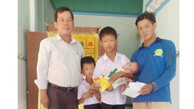 Anh Khang và các con nhận số tiền từ bạn đọc