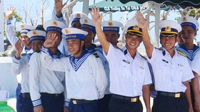 Nụ cười của cán bộ, chiến sĩ trên đảo Song Tử Tây. Ảnh: hcmcpv
