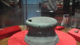 Trống đồng Quảng Chính (Niên đại: Văn hóa Đông Sơn, khoảng Thế kỷ III-II trước Công nguyên; hiện lưu giữ tại Bảo tàng tỉnh Quảng Ninh. Ảnh: baotangquangninh
