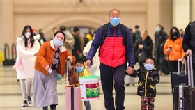 Hành khách đeo khẩu trang khi di chuyển tại một nhà ga ở Hồ Bắc, Trung Quốc để phòng tránh lây nhiễm dịch bệnh viêm phổi do virus corona ngày 21-1-2020. Nguồn: AFP/TTXVN