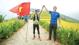 Quang Trần (trái) là gương mặt quen thuộc ở các đường đua marathon có chiều dài “khủng”. Ảnh: NVCC